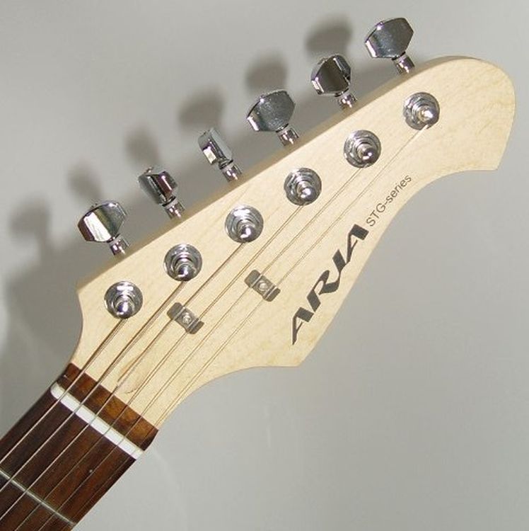 E-Gitarre-Aria-Modell-STG-004-SSH-sunburst-_0004.jpg